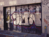 880138 Afbeelding van graffiti op de deur van de bedrijfsruimte van de voormalige bakkerij De Raad (Lauwerecht 30-32) ...